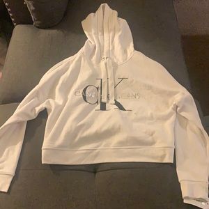 White cropped sweatshirt with hood